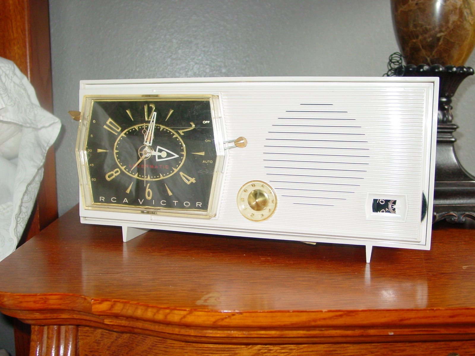 nightstand-radio